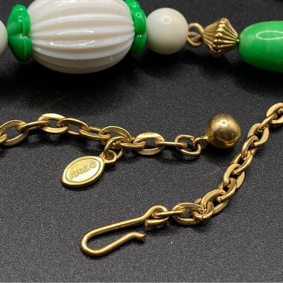 AVON Green & White Lucite Beads Gold Tone Necklace "Come Summer "1975 - Picture 7 of 11